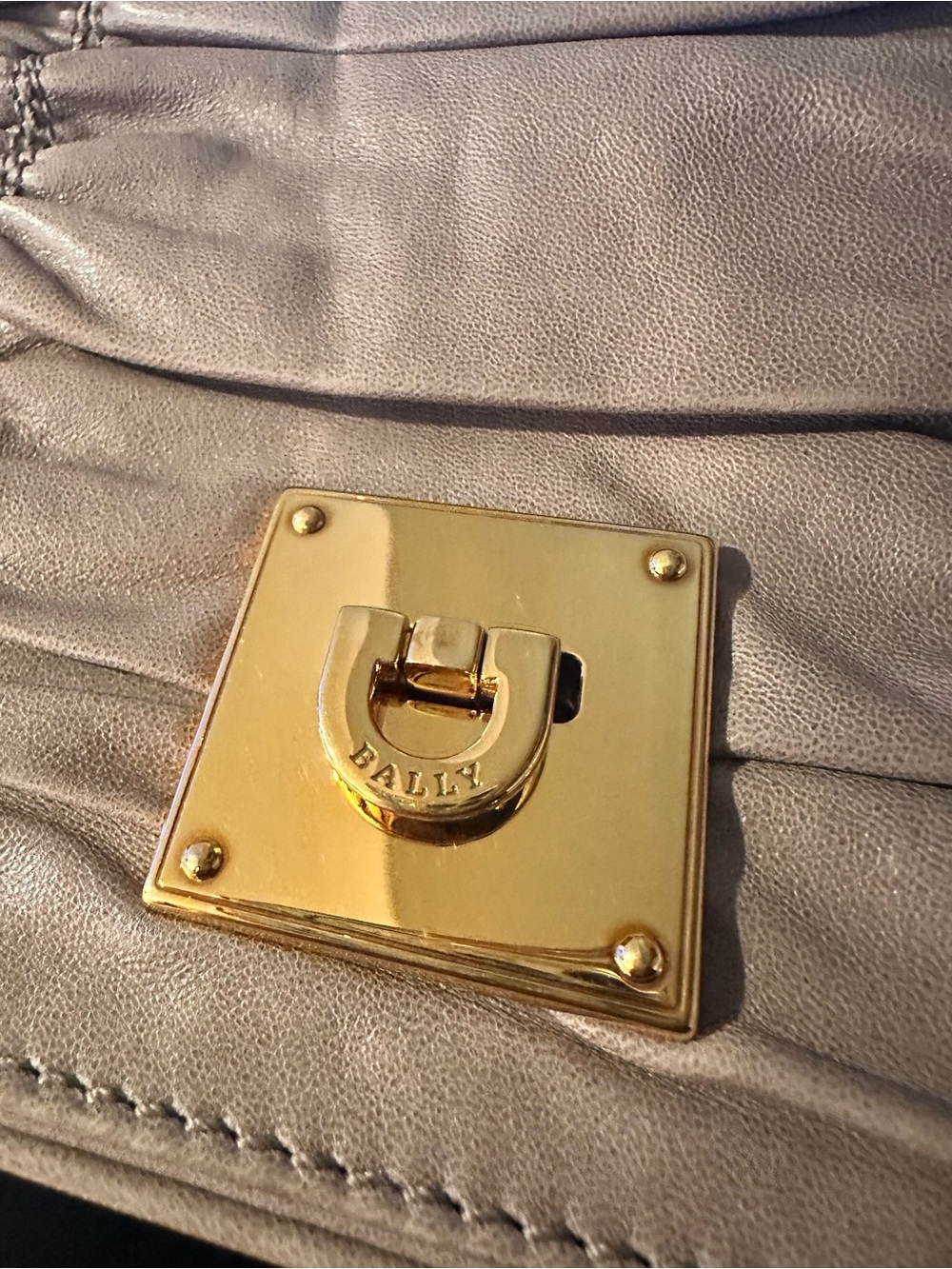 Beautiful BALLY Soft Ruched Lamb Leather Shoulder Bag in TAUPE with Gold Hardwar - Picture 4 of 15